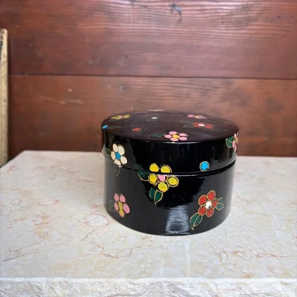 Vintage Lacquered Oval Lidded Box With Painted Flowers & Red Interior - Picture 5 of 11